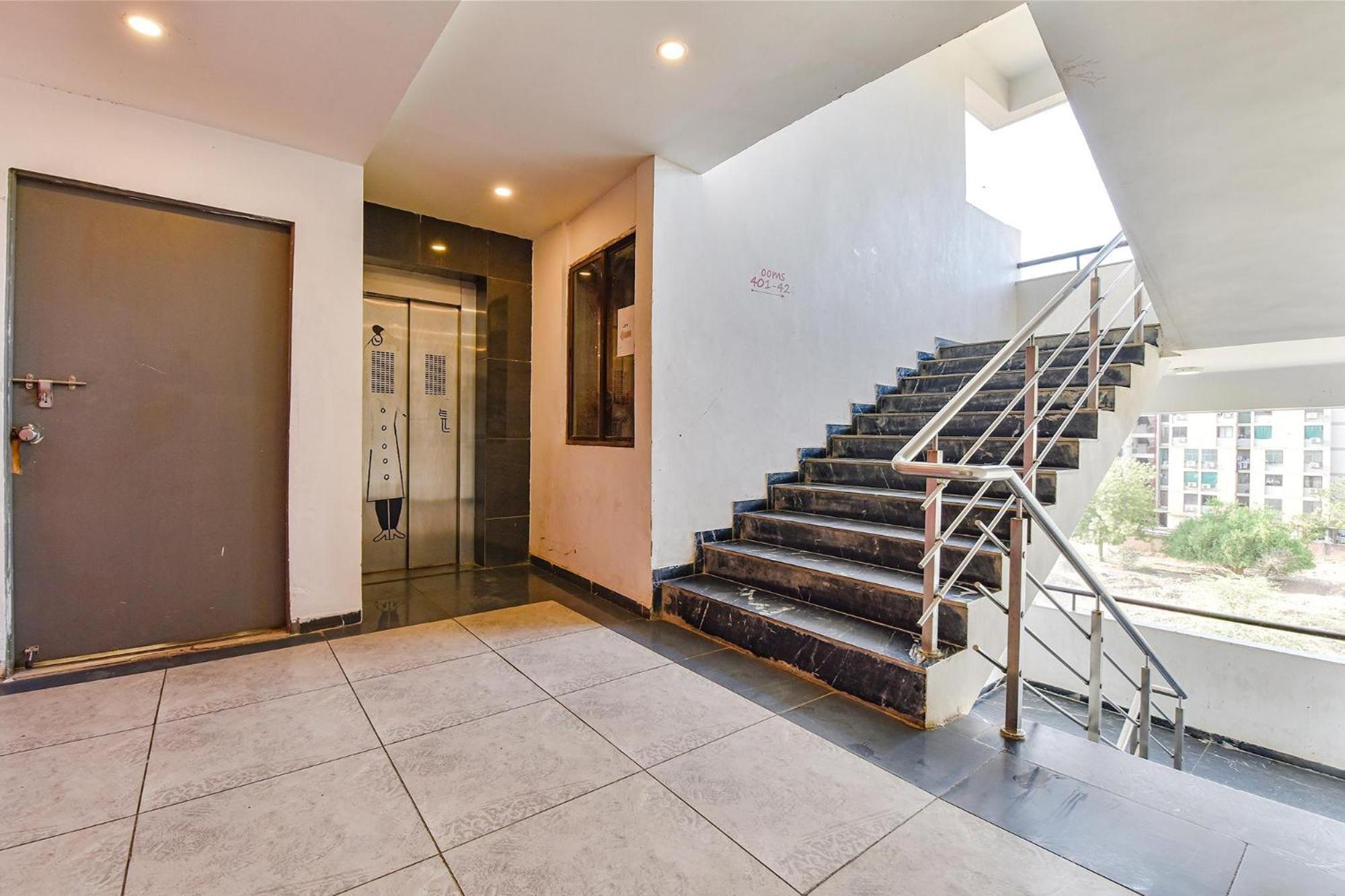 Fabhotel Ny Townhouse 阿穆达巴 外观 照片