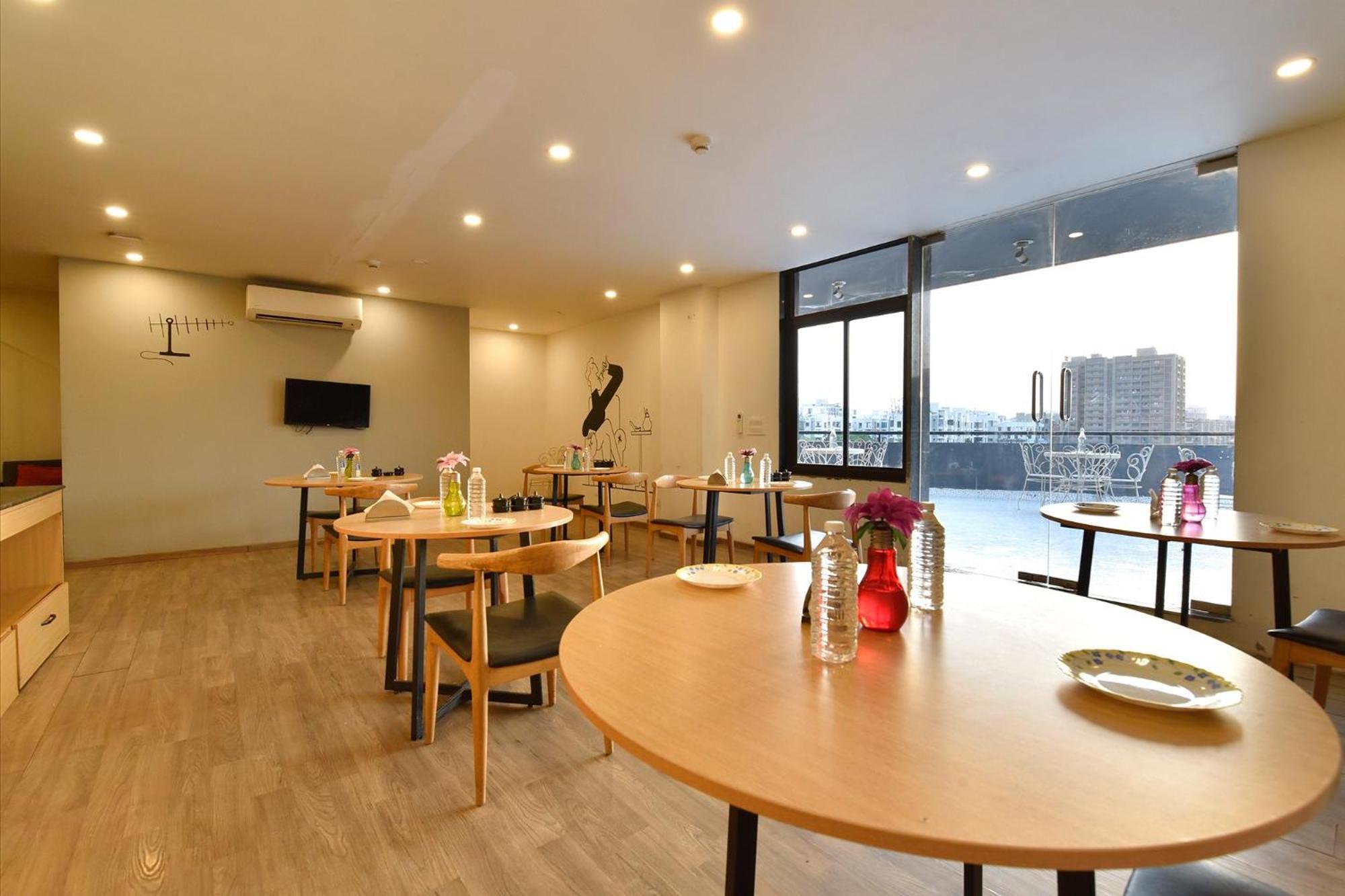 Fabhotel Ny Townhouse 阿穆达巴 外观 照片