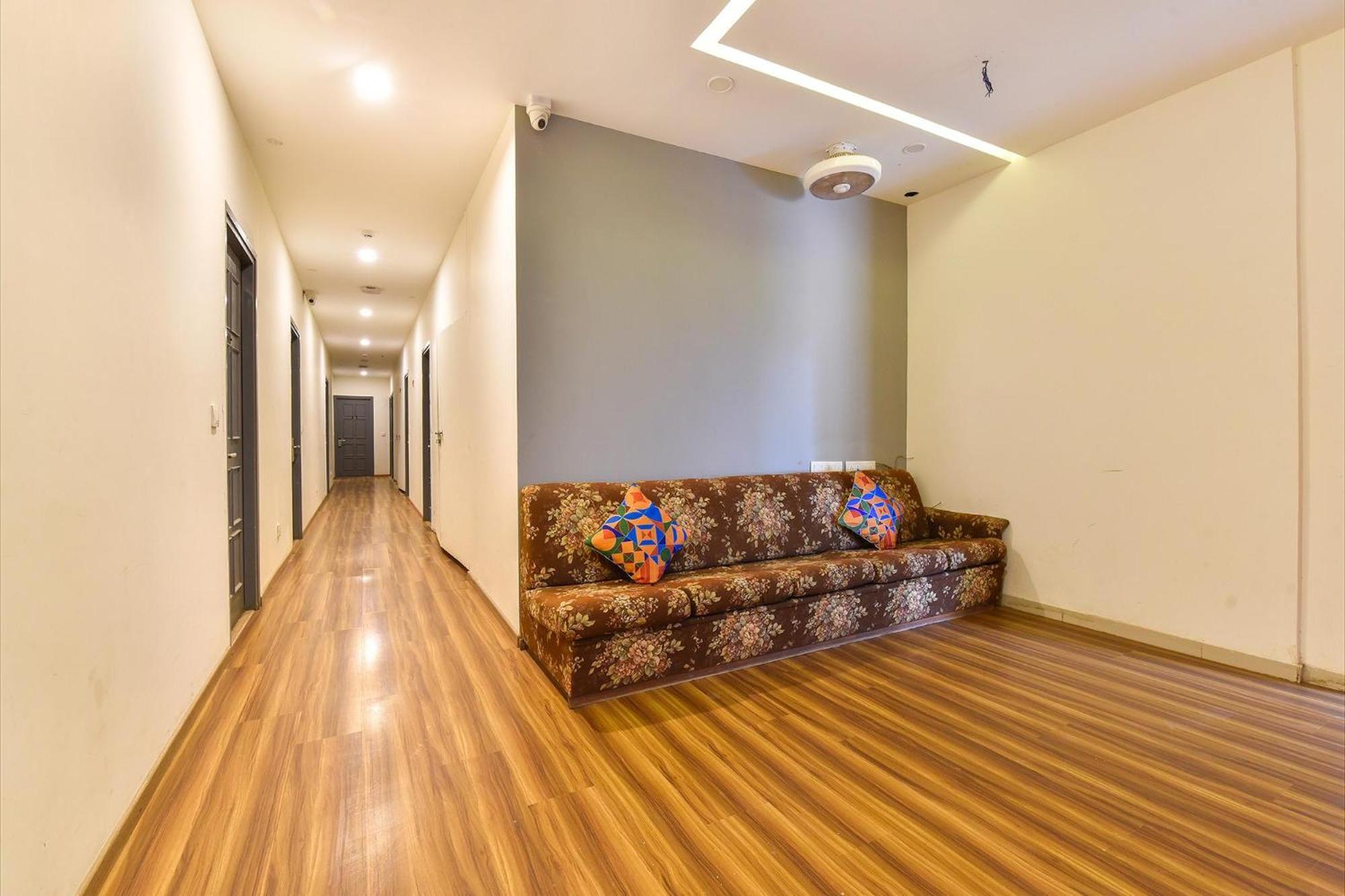 Fabhotel Ny Townhouse 阿穆达巴 外观 照片